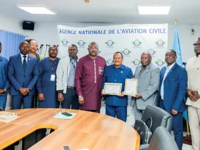 Les responsables des deux entités lors de la remise du certificat