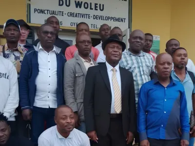 Les responsables des syndicats de transport autour du président du conseil départemental du Woleu