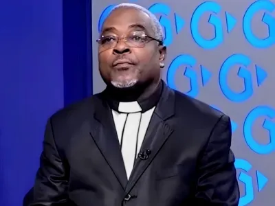 Révérend Clément Obame Mezui, membre du Comité des sages.