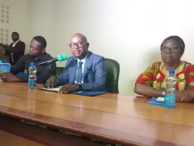 Le maire Richard Obiang Ava (micro), lors de la rencontre avec les opérateurs économiques
