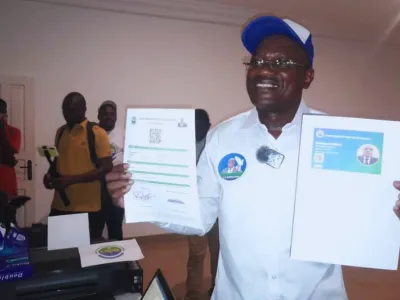 Le conseiller spécial Rodrigue Bokoko, premier à signer sa fiche d’adhésion. © DR