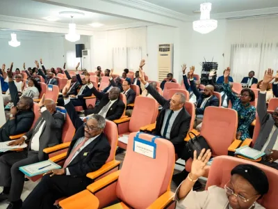 Les sénateurs adoptant le nouveau Règlement de leur institution