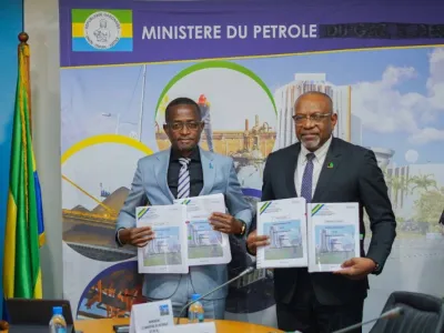 Le ministre du Pétrole et le DGA de Koreg lors de la signature de l’accord d’exploration en avril 2024.