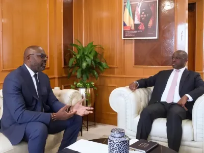 Hermann Immongault, vice-président du gouvernement gabonais et Théophile Boutamba, directeur général de la Centrale d'achat du Gabon (CEAG)
