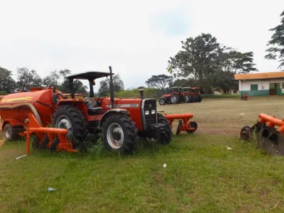 Les quatre tracteurs dans la cour du secteur agricole de Lébamba