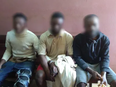 Les trois gangsters qui réfléchissent sur leur sort au Peloton.