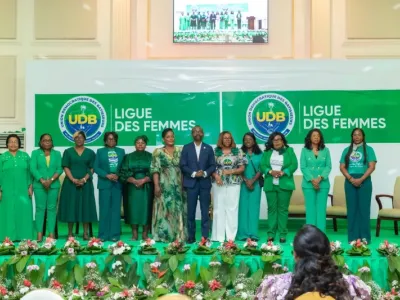Le bureau de la Ligue des femmes de l’UDB posant avec le secrétaire général du parti