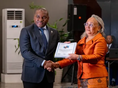 Ulrich Manfoumbi Manfoumbi, ministre des transports reçoit les résultats de l’Enquête nationale sur l’emploi et le chômage (ENEC 2024)