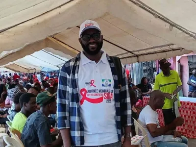 Ici, sous l’une des tentes de l’ancienne gare routière .