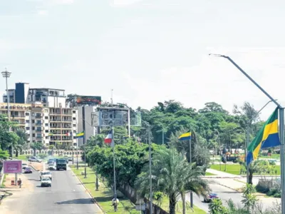 Libreville est parée aux couleurs du Gabon et de la France.