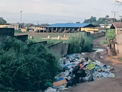 La voie défoncée est plus submergée par les ordures