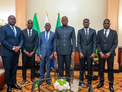 Brice Clotaire Oligui Nguema, président du Gabon et les arbitres gabonais sélectionnés pour la coupe du monde 2026
