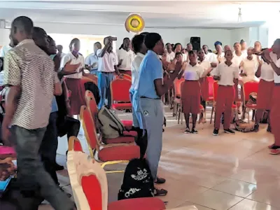 Élèves gabonais dans un lieu de culte