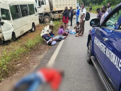 Un instantané de la collision entre un bus et un camion qui a fait deux morts sur la route de Fougamou.