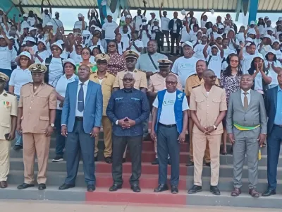 Les agents recenseurs autour des autorités du Woleu-Ntem