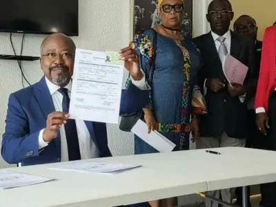 Alain-Claude Bilie-By-Nze brandissant une fiche d’adhésion. © DR