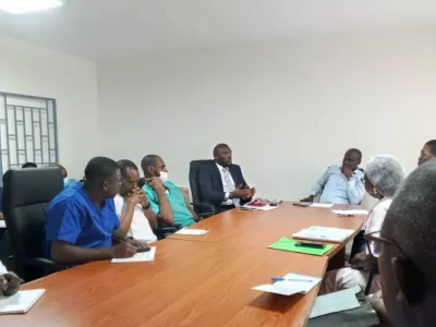 Le personnel du CHRM échangeant avec le substitut du procureur de la République Alphonse Simbouwé.