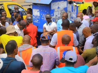 Une vue des membres de la coalition lors de la sensibilisation au rond point de Nzeng-Ayong