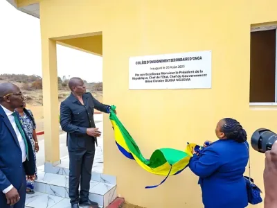 Le président Oligui Nguema et la ministre de l’Éducation nationale dévoilant la plaque du CES d’Onga
