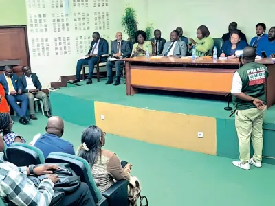 Consultations publiques avec les habitants d’Angondjé.