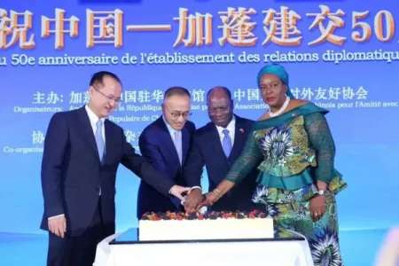 Le diplomate gabonais et ses hôtes procédant à la coupure du gâteau d’anniversaire du jubilé d’or de la coopération sino-gabonaise. © DR 