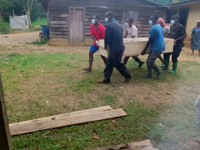 Le corps Deboger Eyi Mvé en passe d’être porté en terre par ses parents. © DR