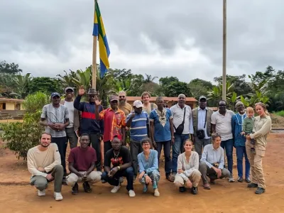 Les étudiants et leurs encadreurs posant pour une photo de famille à Messeb à Makokou.