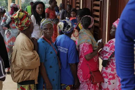 Une file d'attente, lors des élections générales en province.