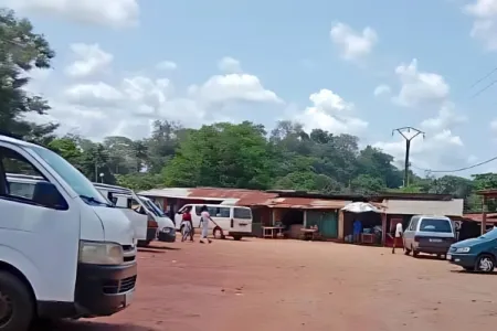 Une vue de la gare routière de «Moanda-Pressé» au quartier Mbaya, à Franceville. © DR