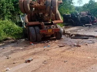 Les épaves des camions après l’impact mortel.