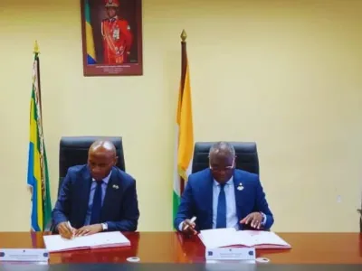 Les deux DG procédant à la signature de convention.