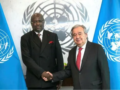 Poignée de main entre le ministre des Affaires étrangères et Antonio Guterres au terme de leur échange. © DR