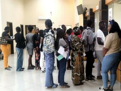 Une phase du début de paiement des bourses hier à l’agence comptable d’Okala au nord de Libreville. © Jocelyn Abila
