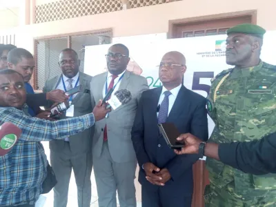 Le PCA du CNOU, Philippe Nzengue Mayila (au centre) et le DG Barry Aliou Mbia Kombe présentant le futur du Centre. ©  Jocelyn Abila
