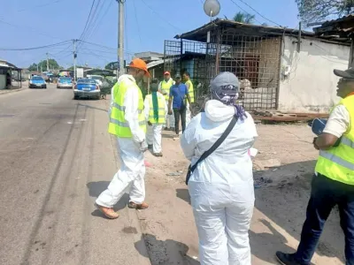  Des militants du PDS, en opération de dératisation dans Port-Gentil. © NGUIMBI Julie