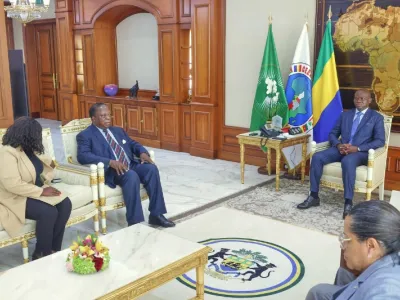 Le président Brice Clotaire Oligui Nguema, recevant le message de son homologue zambien Hakainde Hichilema.