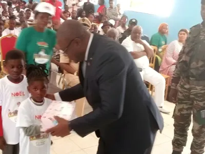 Le gouverneur de la Nyanga procédant à la remise des cadeaux