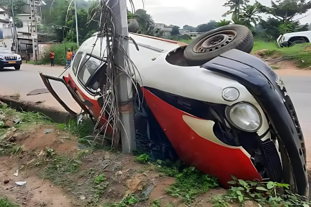 Un accident de la route d'un taxi à Libreville au Gabon © DR