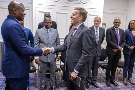 Le président Oligui Nguema recevant le directeur exécutif dAirbus en marge du sommet de la Francophonie © DR