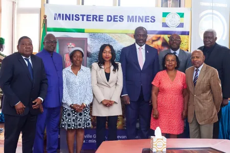  Le Collectif des opérateurs des carrières avec le ministre des Mines, Gilles NEMBE © DR