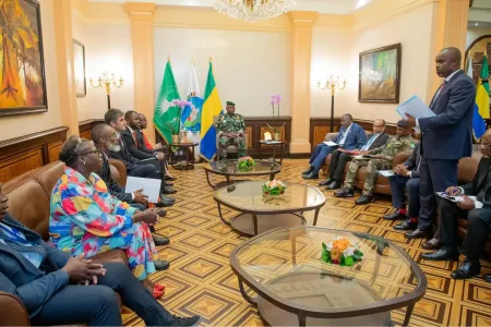 Le Président de la République, S.E. Brice Clotaire Oligui Nguema, a reçu en audience ce 28 octobre 2024, la délégation de l’Union Pétrolière Gabonaise, conduite par sa présidente, Mme Jacqueline Bignoumba. © DR