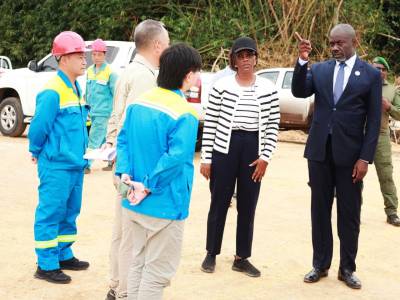 Le Ministre des Mines, Gilles NEMBE et la Ministre Commerce Parfaite AMOUYEME OLLAME, à Ndjolé 14 août 2024 © DR