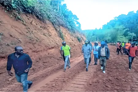 Le ministre des Travaux publics sur le terrain, ici sur la route Malinga-Mbigou. © L'Union