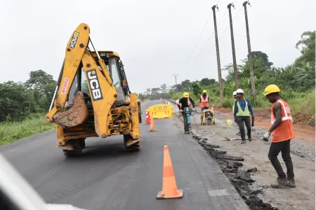 Début des travaux de bitumage de la Transgabonaise © DR