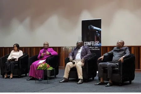 Le bureau de la Conférence présidé par le prophète Béni Ngoua Mbina (en rose)