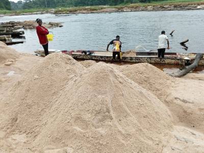 Makokou : l'extraction de sable comme moyen de vaincre l'oisiveté