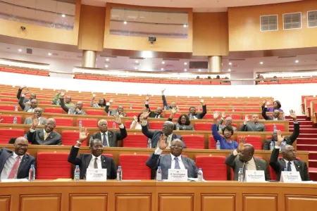 Les députés adoptant à l’unanimité les textes de loi. © L'union