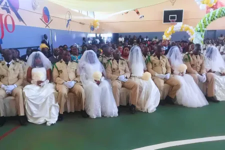 Une vue partielle des couples  unis,lors du mariage collectif à la Garde républicaine, officialisé par l'édile de Libreville, Rose Christiane Ossouka Raponda.