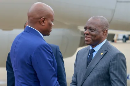 Le président de la Transition Oligui Nguema à son arrivée à Washington, accueilli par l'ambassadeur du Gabon © Presse Présidentielle