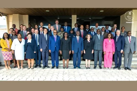 Photo de famille à la fin de la réunion Gabon-UE en présence du Premier Ministre Ndong Sima © DR